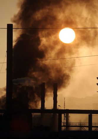 A fire at the Chevron refinery in Richmond spewed a cloud of gas and smoke thousands of feet into the air on Aug. 6. Photo: Lance Iversen, The Chronicle / SF